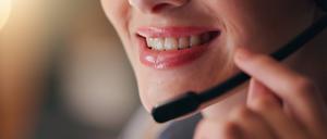 Call-Center sind stark vom Personalmangel betroffen. Mit KI-Software könnte der Job für die Mitarbeitenden einfacher werden.