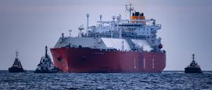 Von Schleppern begleitet transportiert der LNG Tanker «Hellas Diana» eine Ladung LNG zum Energie-Terminal «Deutsche Ostsee». 