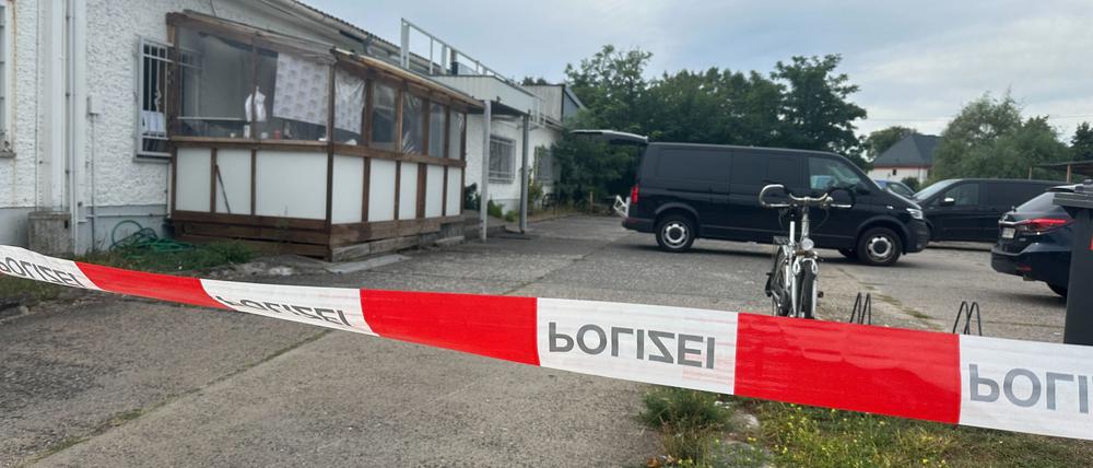 Ein Absperrband der Polizei hängt vor Räumlichkeiten des Islamischen Zentrums in Fürstenwalde während einer Durchsuchung durch die Polizei. 