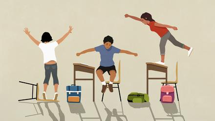 Kinder springen über Tisch und Bänke: Symbolbild für Schule im Chaos.