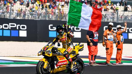 Ehrenrunde mit Flagge. Der zweitplazierte Francesco Bagnaia nach dem Rennen.