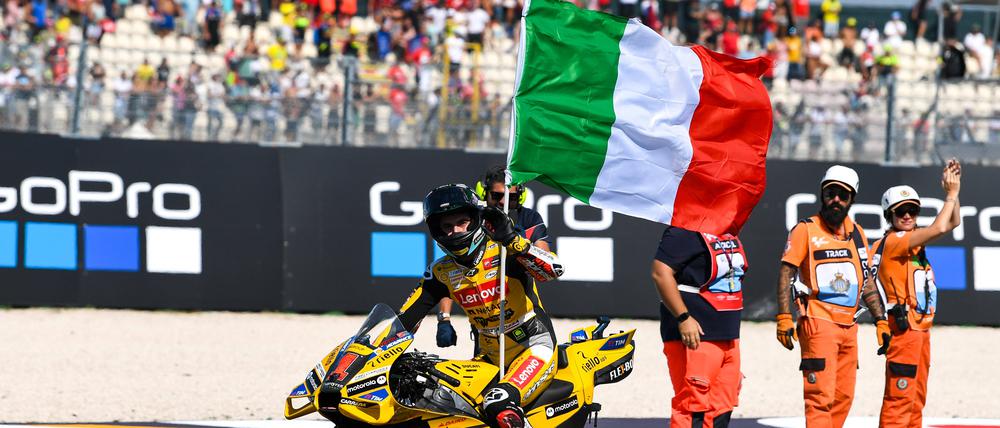 Ehrenrunde mit Flagge. Der zweitplazierte Francesco Bagnaia nach dem Rennen.