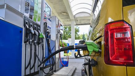Ein Pkw wird an einer Tankstelle betankt. 