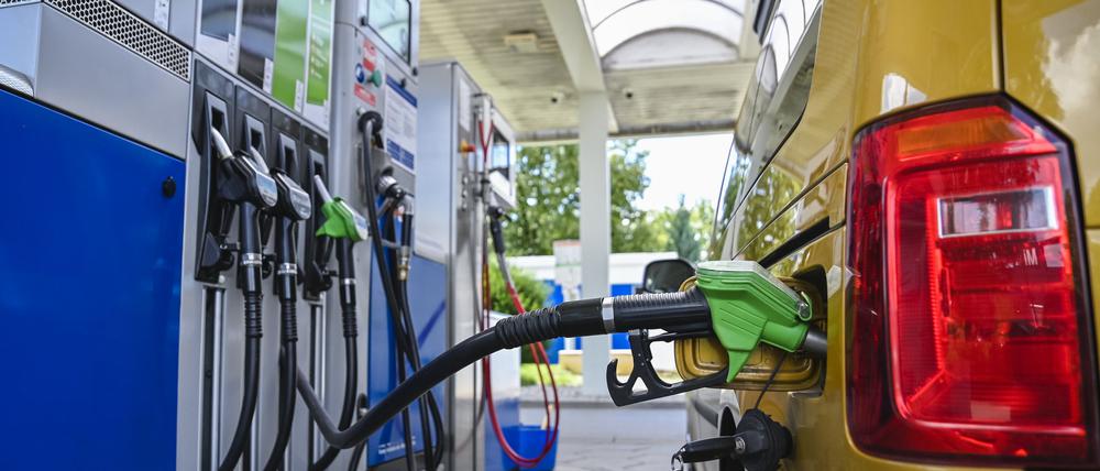 Ein Pkw wird an einer Tankstelle betankt. 