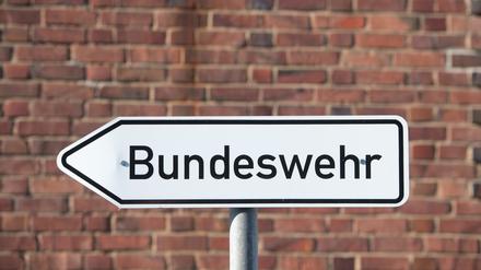 Ein Hinweisschild mit dem Schriftzug «Bundeswehr» steht auf dem Gelände einer Bundesliegenschaft. 