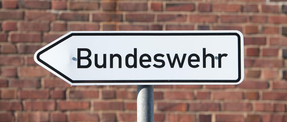 Ein Hinweisschild mit dem Schriftzug «Bundeswehr» steht auf dem Gelände einer Bundesliegenschaft.