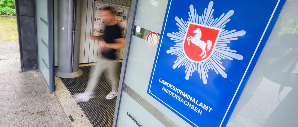 Ein Mann verlässt das Landeskriminalamt Niedersachsen. (Archivbild)