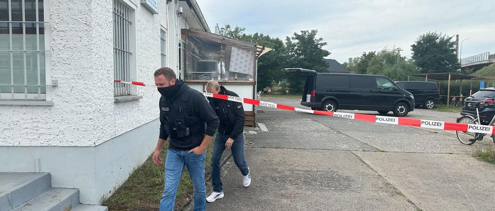 Polizisten durchsuchen Räume des Islamischen Zentrum in Fürstenwalde.