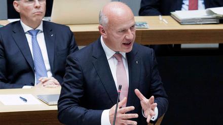 Berlins Regierender Bürgermeister Kai Wegern (CDU) sollte ein Machtwort sprechen, wenn er Demokratiefördergesetz und Demokratieklausel will, meint unser Autor. (Symbolbild)