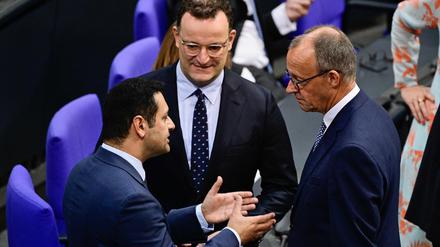 CDU-Chef Friedrich Merz (r) mit FDP-Generalsekretär Bijan Djir-Sarai (l) und CDU-Politiker Jens Spahn.