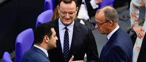 CDU-Chef Friedrich Merz (r) mit FDP-Generalsekretär Bijan Djir-Sarai (l) und CDU-Politiker Jens Spahn.