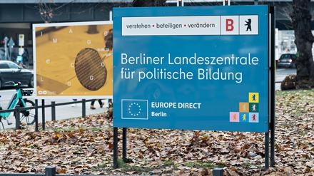 Berliner SPD und Grüne streiten derzeit mit der CDU-geführten Bildungsverwaltung darüber, wie weit die neue „Stabsstelle“ sich in die Arbeit der Landeszentrale für politische Bildung einmischen darf.