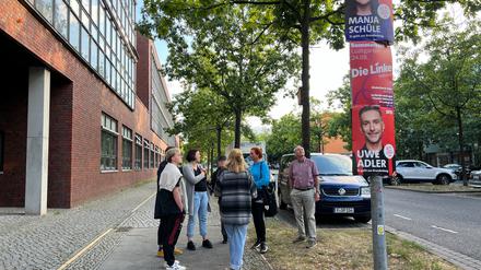 Bornstedter Kiezbewohner beim „Kiezspaziergang – Wahlplakate im Blick“