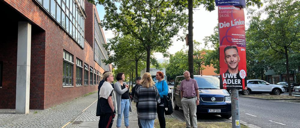 Bornstedter Kiezbewohner beim „Kiezspaziergang – Wahlplakate im Blick“