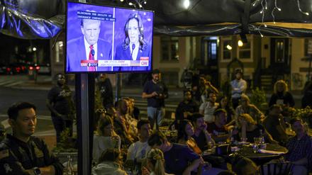 Menschen in einem Public Viewing schauen das TV-Duell in Washington. 