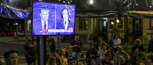 Menschen in einem Public Viewing schauen das TV-Duell in Washington. 
