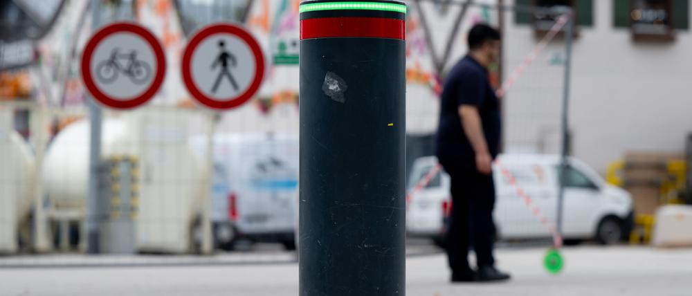 Ein Mitarbeiter kontrolliert auf dem Oktoberfestgelände an der Theresienwiese die Zufahrt zur Baustelle. 