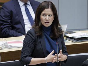 12.09.2024, Berlin: Katharina Günther-Wünsch (CDU), Berliner Senatorin für Bildung, Jugend und Familie, spricht bei einer Fragestunde bei der Plenarsitzung im Berliner Abgeordnetenhaus. Foto: Carsten Koall/dpa +++ dpa-Bildfunk +++