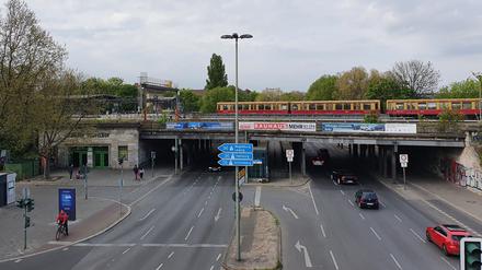 Die S-Bahnbrücke am Tempelhofer Damm soll abgerissen werden.