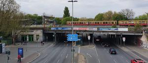 Die S-Bahnbrücke am Tempelhofer Damm soll abgerissen werden.