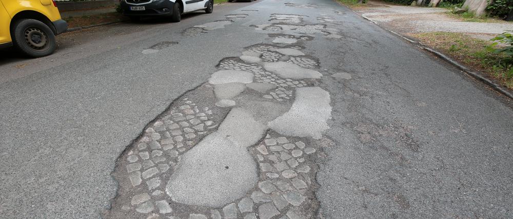 Breitscheidstraße Potsdam. Rudolf-Breitscheid-Straße Potsdam. Straßenschäden zwischen Bebelstraße und Stadtgrenze.