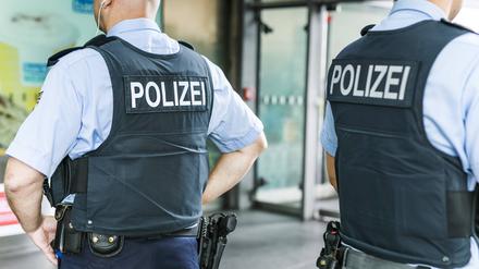 Polizeibeamten der Bundespolizei in schusssicheren Westen am Hauptbahnhof Berlin