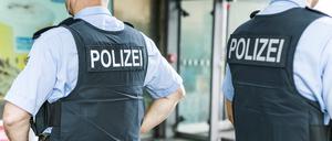 Polizeibeamten der Bundespolizei in schusssicheren Westen am Hauptbahnhof Berlin