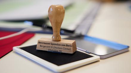 Ein Stempel vom Bezirksamt Spandau ist im neueröffneten Bürgeramt im Bezirk Spandau im Staaken-Center zu sehen. 