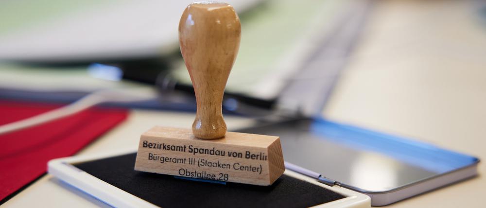 Ein Stempel vom Bezirksamt Spandau ist im neueröffneten Bürgeramt im Bezirk Spandau im Staaken-Center zu sehen.