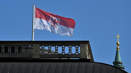 Brandenburger Landesfahne auf dem Dach des Landtages in Potsdam 