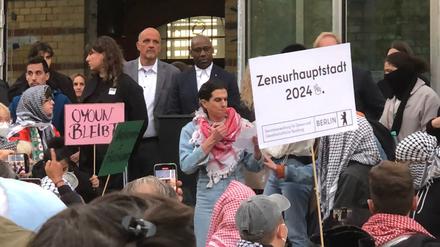 Kultursenator Joe Chialo (CDU, hinten mittig) stellte sich dem propalästinensischen Protest, neben ihm Baustaatssekretär Stephan Machulik (SPD).