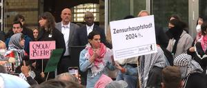 Kultursenator Joe Chialo (CDU, hinten mittig) stellte sich dem propalästinensischen Protest, neben ihm Baustaatssekretär Stephan Machulik (SPD).