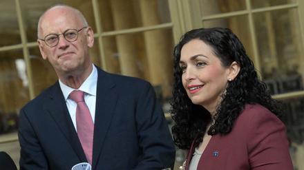 Rudolf Scharping, ehemaliger Bundesminister der Verteidigung, und Vjosa Osmani-Sadriu, Präsidentin der Republik Kosovo.