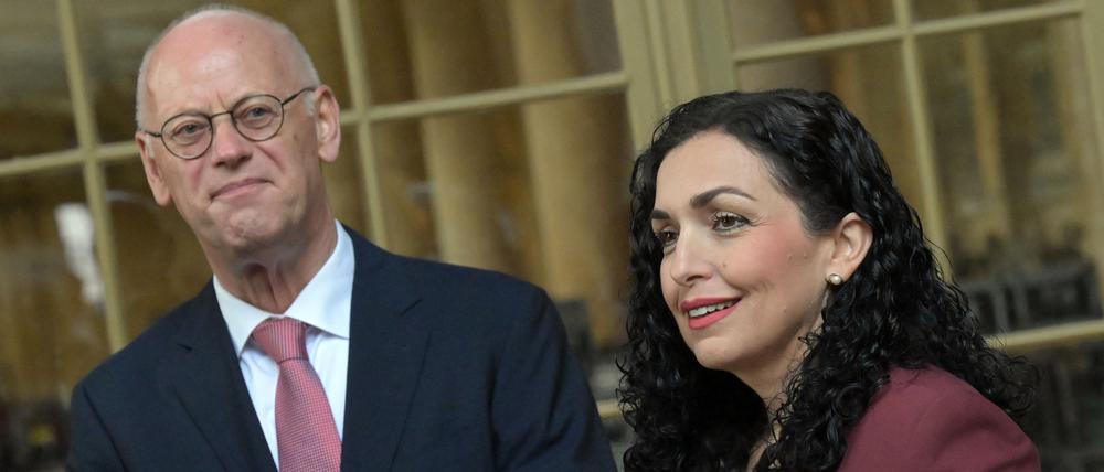 Rudolf Scharping, ehemaliger Bundesminister der Verteidigung, und Vjosa Osmani-Sadriu, Präsidentin der Republik Kosovo.
