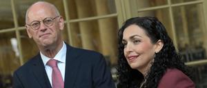 Rudolf Scharping, ehemaliger Bundesminister der Verteidigung, und Vjosa Osmani-Sadriu, Präsidentin der Republik Kosovo.
