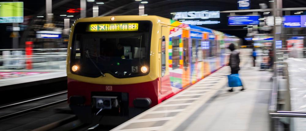 Die S9 fährt ab dem 16. September wochenlang nicht zum Flughafen BER. (Archivbild)