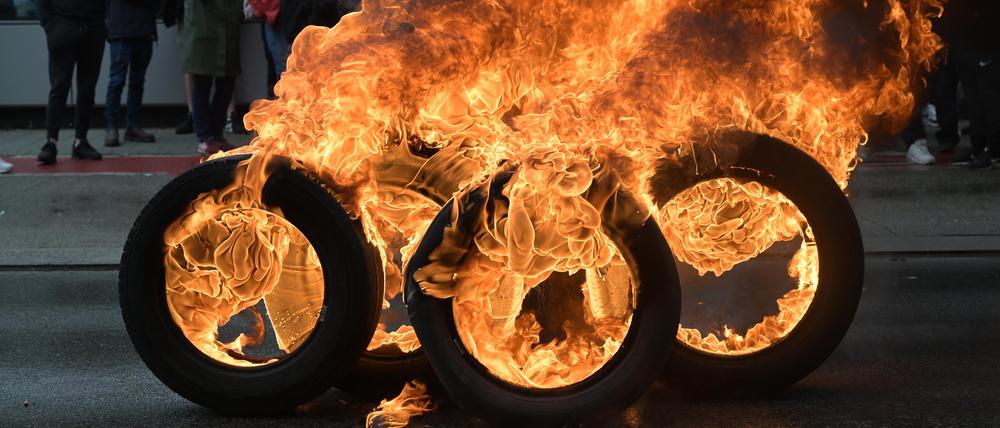 Arbeiter blockieren mit brennenden Autoreifen den Eingang zum Audi-Werk Brüssel in Vorst-Forest.
