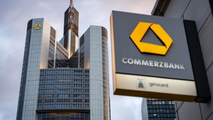 Das Logo des Commerzbank ist an einer Filiale in Sichtweite der Zentrale der Commerzbank angebracht. 