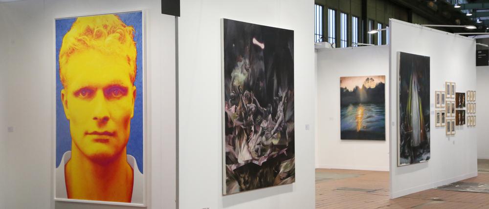 Blick in den Stand der Galerie Tammen mit Bildern von Volker Leyendecker, Michael Streun und Lars Theuerkauff. 