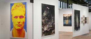 Blick in den Stand der Galerie Tammen mit Bildern von Volker Leyendecker, Michael Streun und Lars Theuerkauff. 