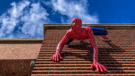 Eine Spider-Man-Figur an der Außenwand des NRW-Forums