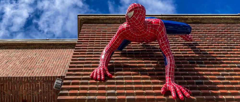 Eine Spider-Man-Figur an der Außenwand des NRW-Forums