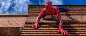 Eine Spider-Man-Figur an der Außenwand des NRW-Forums