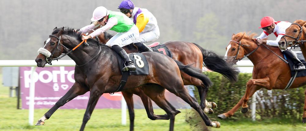 Auch Thore Hammer-Hansen (vorn) wird beim Renntag in Hoppegarten dabei sein.