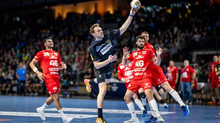 Mathias Gidsel (am Ball) und die Füchse Berlin waren gegen Veszprem nah dran am Remis. 