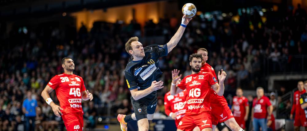 Mathias Gidsel (am Ball) und die Füchse Berlin waren gegen Veszprem nah dran am Remis. 