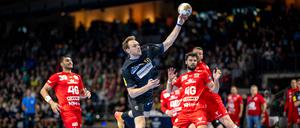 Mathias Gidsel (am Ball) und die Füchse Berlin waren gegen Veszprem nah dran am Remis. 