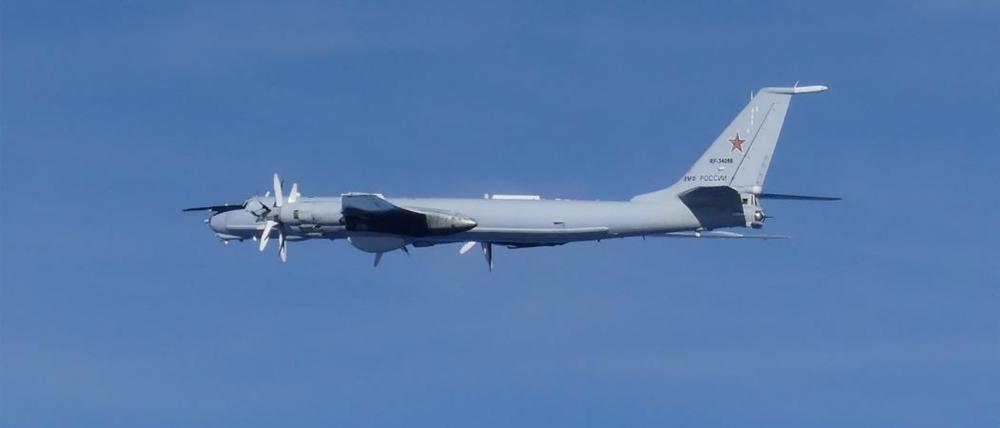 Patrouillenflugzeug Tu-142 des russischen Militärs fliegt in der Nähe von Japan.