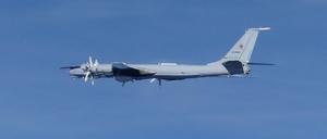 Patrouillenflugzeug Tu-142 des russischen Militärs fliegt in der Nähe von Japan.