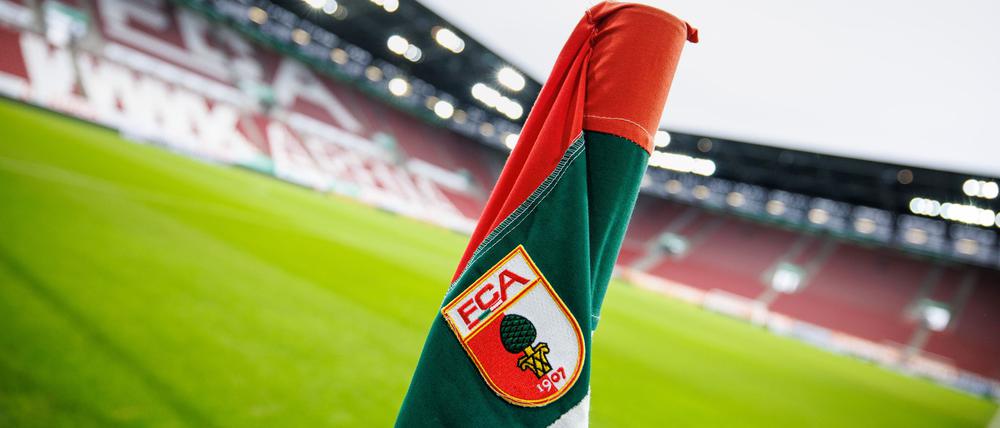 Die Staatsanwaltschaft hat wegen mutmaßlicher Mindestlohnvergehen Strafanträge gegen zwei Mitarbeiter des FC Augsburg beantragt.
